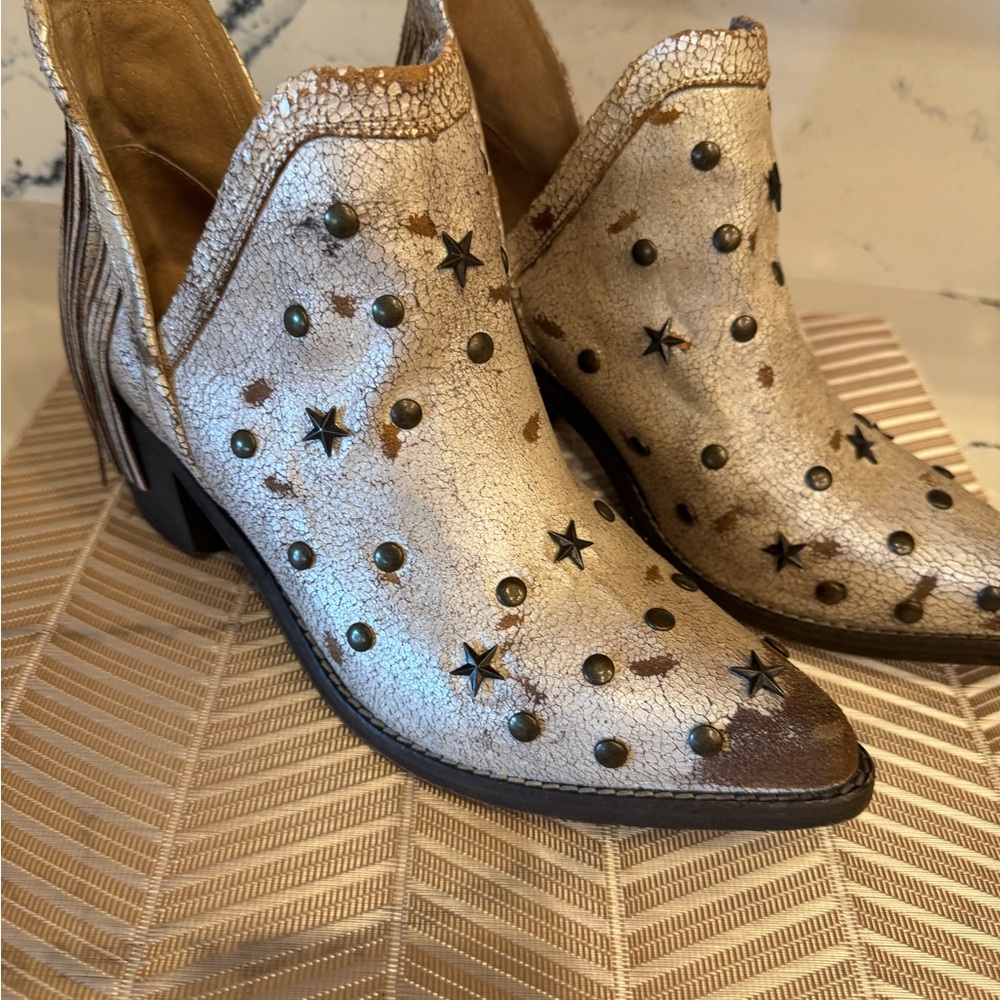 Circle G Star-Studded Cream and Brown Booties